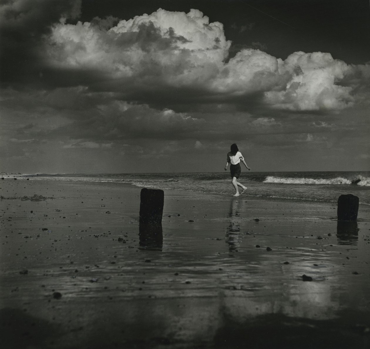 Kind speelt met de golven op het strand door Godfrey Macdominic