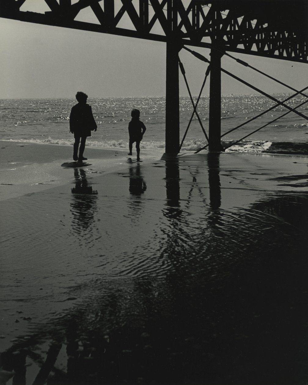 Twee kinderen spelen op het strand door Godfrey Macdominic