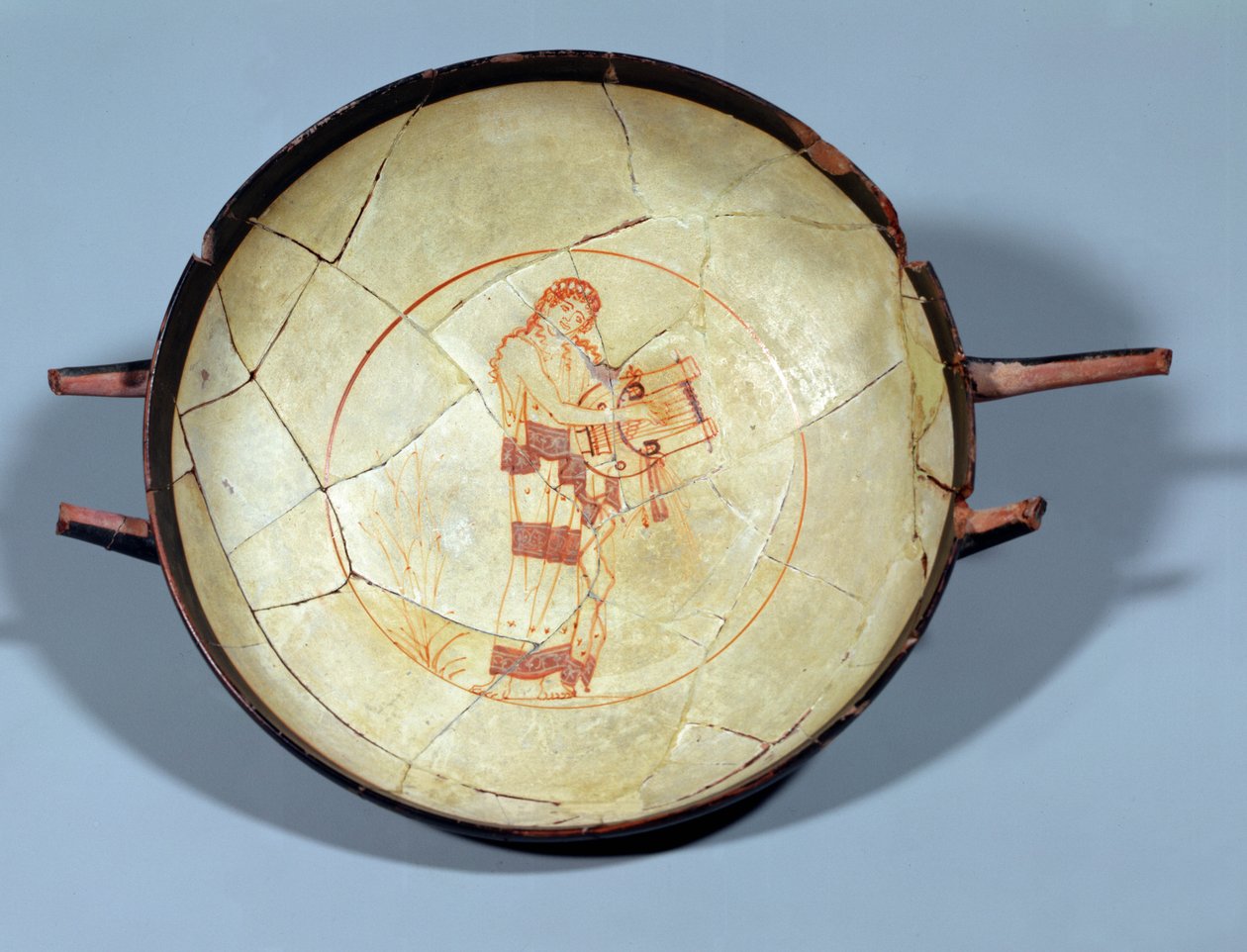 Beker zonder voet, staande muze die de lier bespeelt, toegeschreven aan de Hesiod-schilder, witte grond Attische periode, c.470-460 v.Chr. door Greek