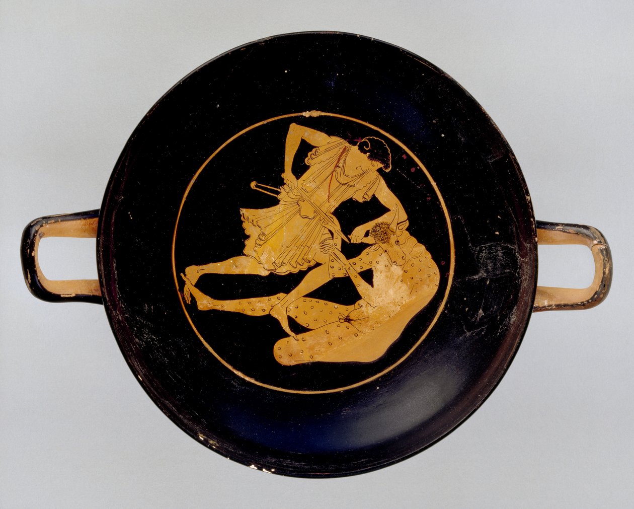 Interieur van een rood-figuur skyphos die Theseus en de Minotaurus afbeeldt, ca. 5e eeuw v.Chr. door Greek
