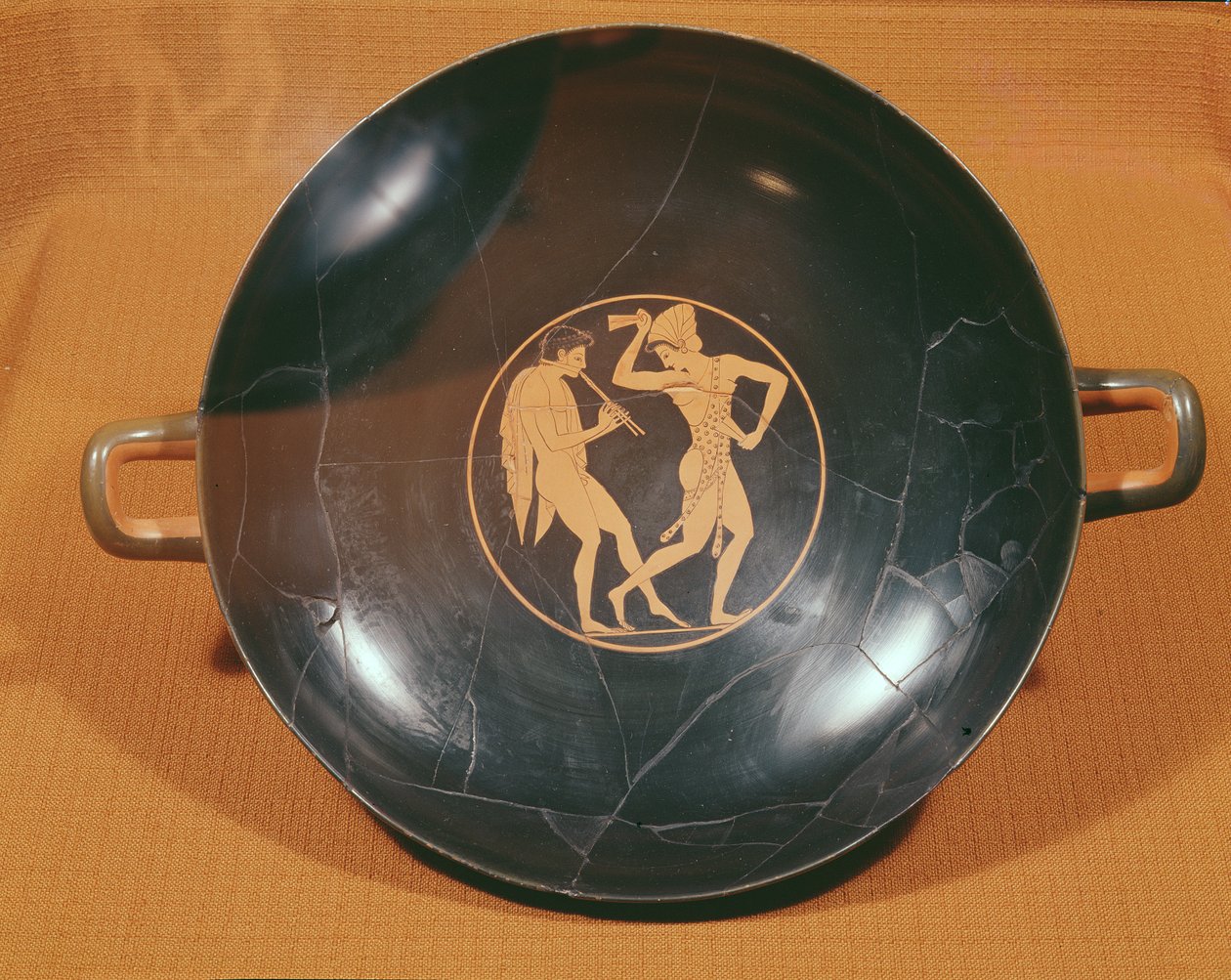 Kylix met een fluitspeler en een danser, ca.520-10 (keramiek) door Greek