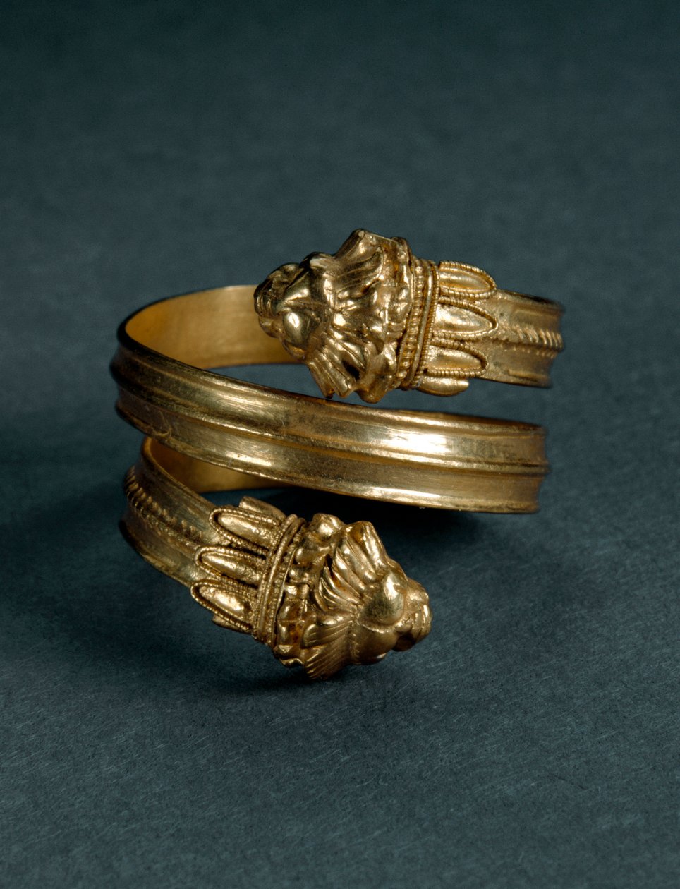 Kunst van Groot-Griekenland: gouden ring met leeuwenprotomen. Eind 4e-begin 3e eeuw v.Chr. uit Taranto, Italië. Taranto, Museo Archeologico Nazionale door Greek