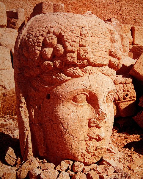 Kolossaal hoofd met de kenmerken van de godin Tyche door Greek