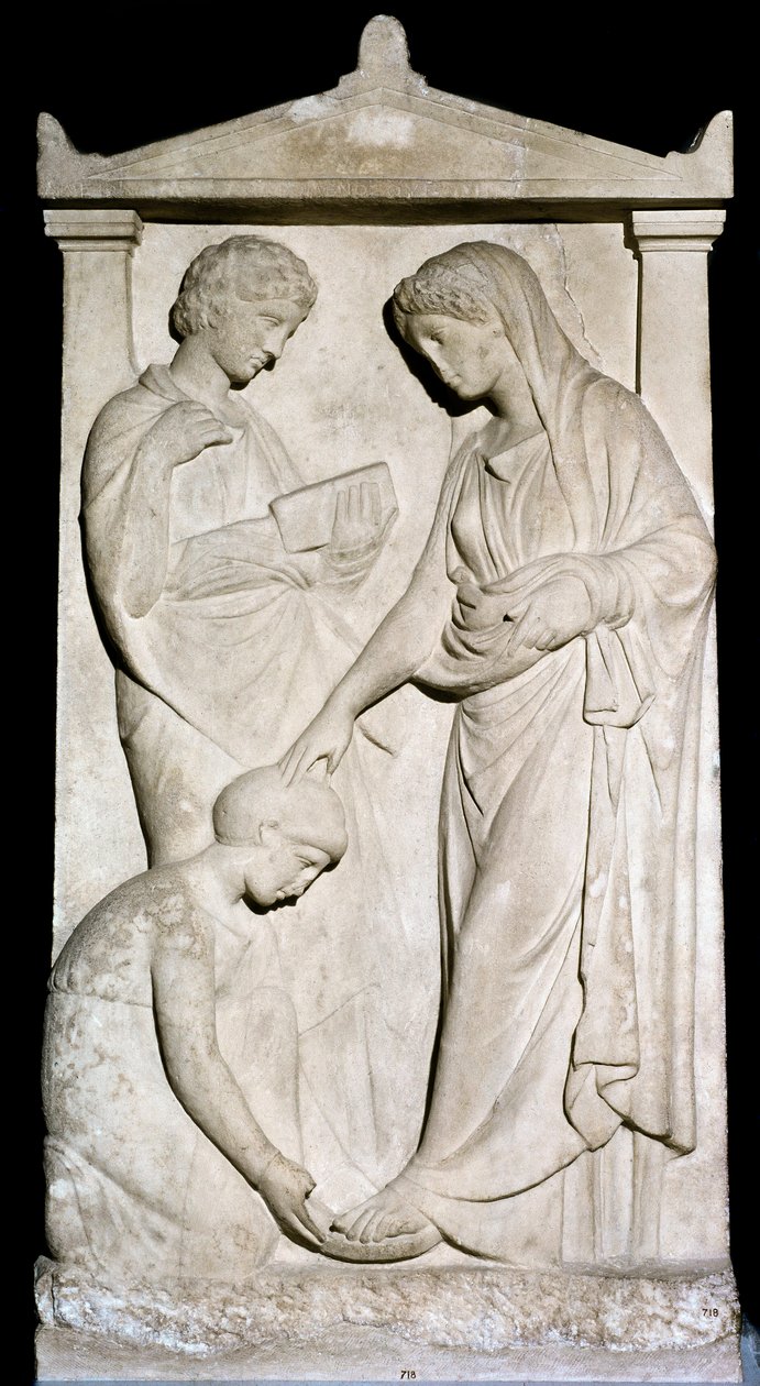 Griekse kunst: Een dienstmeid helpt haar meesteres haar sandaal uit te doen. Marmeren reliëf uit de 4e eeuw v.Chr. Athene, Nationaal Archeologisch Museum door Greek