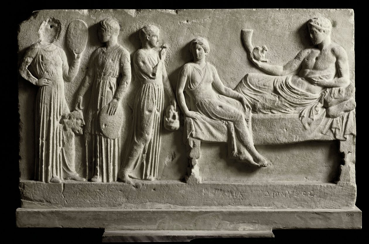 Griekse kunst: laag votief marmeren reliëf gewijd aan Dionysos Bacchus door komieken door Greek