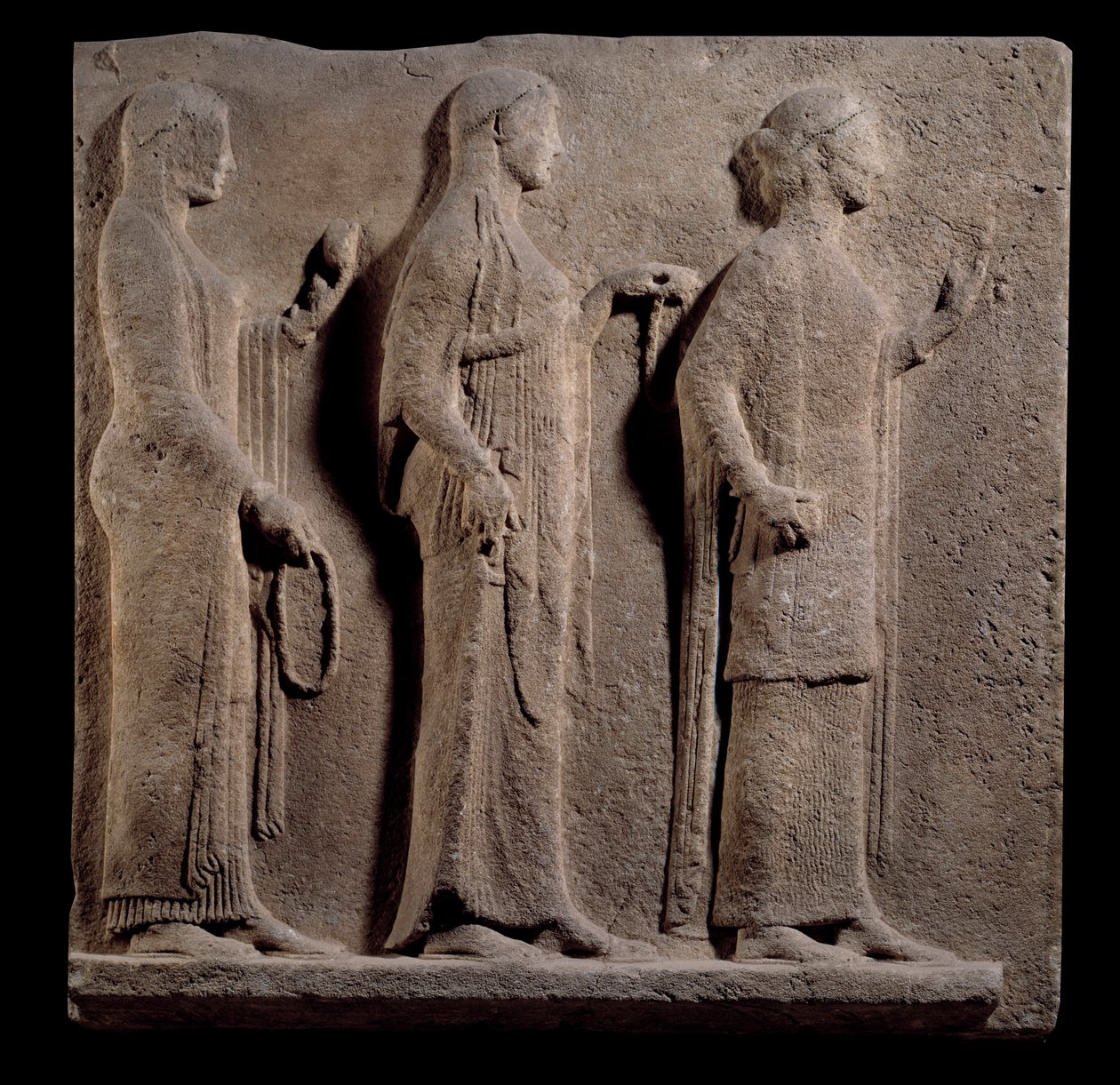Griekse kunst: plaquette van de passage van de Theores: gezicht dat de gratiën voorstelt. Laag marmeren reliëf van het eiland Thasos in Griekenland. 480 v.Chr. Parijs, Louvre Museum door Greek