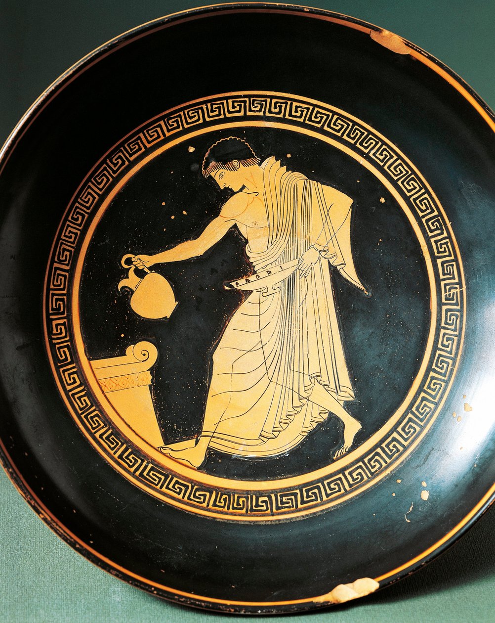 Kylix door Douris die jeugd bij een altaar afbeeldt, 6e eeuw v.Chr. door Greek