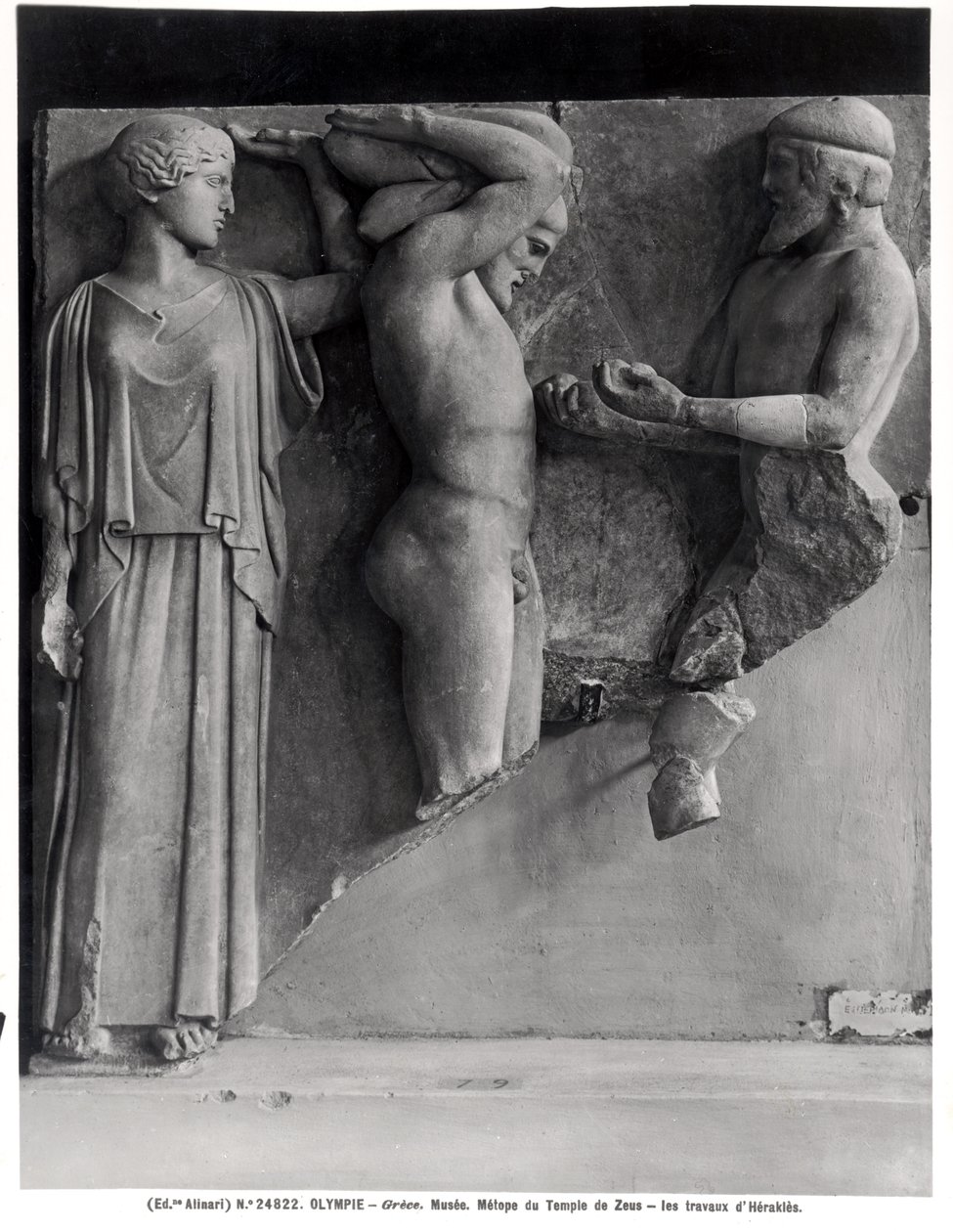 Metope X van de Tempel van Zeus die Hercules toont die de Gouden Appels van de Hesperiden ontvangt uit de hand van Atlas, terwijl Minerva een kussen op zijn hoofd rust (marmer) door Greek