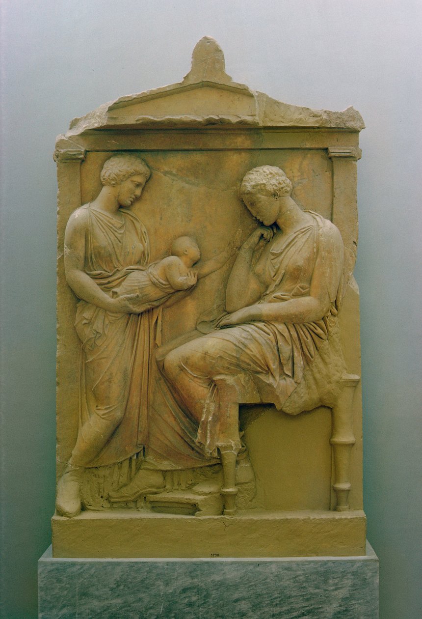 Grafstèle die een dienstmeid toont die een baby aan een zittende vrouw geeft door Greek School
