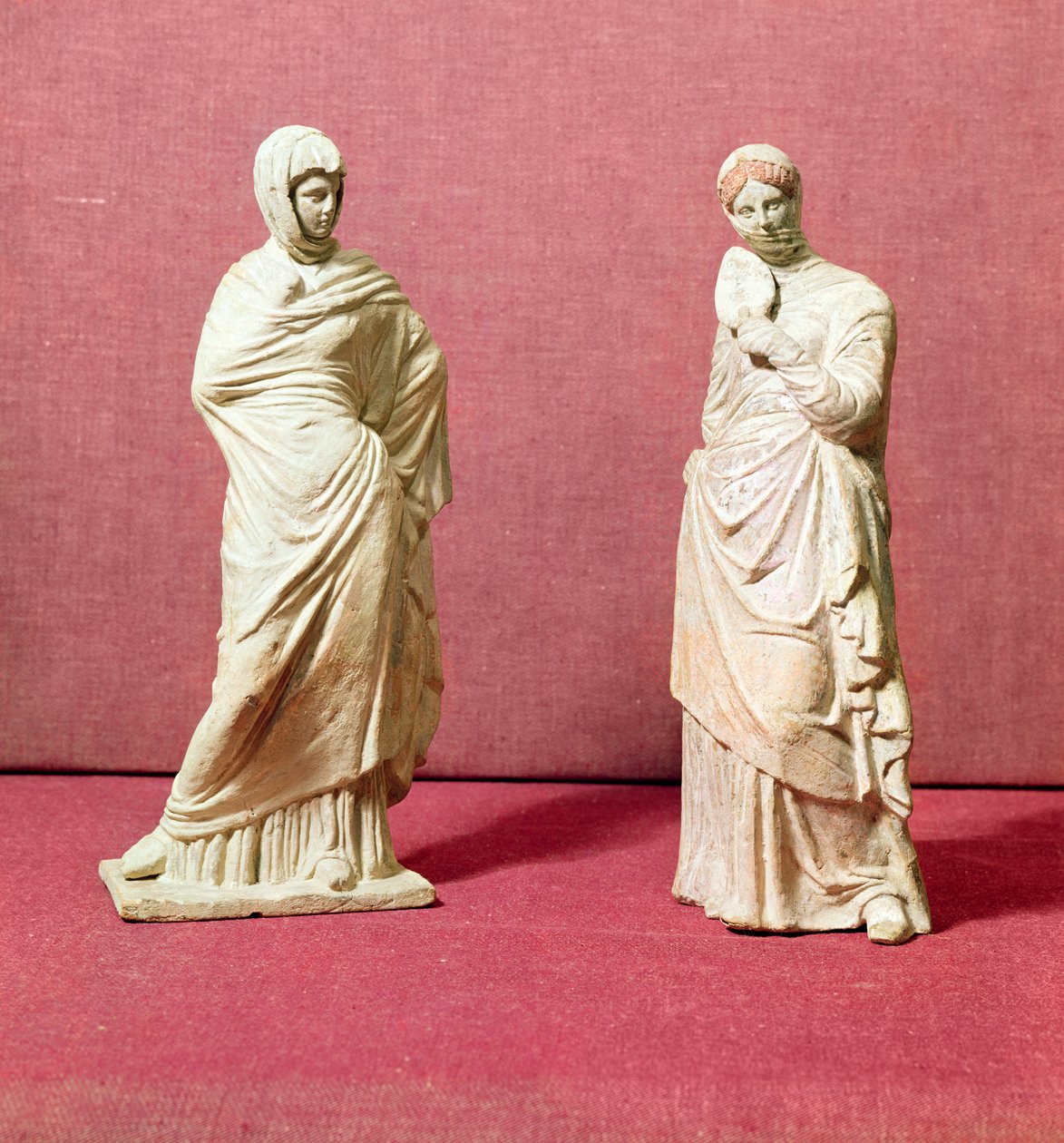Twee standbeelden van staande vrouwen, uit Tanagra, ca. 350 v.Chr. door Greek School