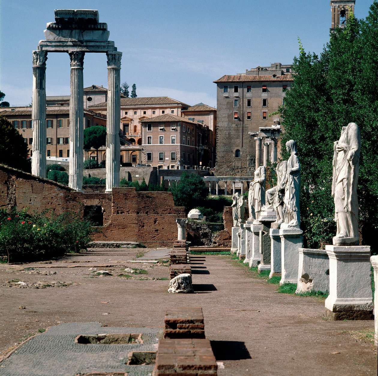 Romeins Forum: standbeelden van vestalen. Huis van de vestalen (Casa delle Vestali of Atrium Vestae). Links de Griekse tempel van Dioscuren (of tempel van Castor en Pollux) (5e eeuw v.Chr.). Rome door Greek or Roman