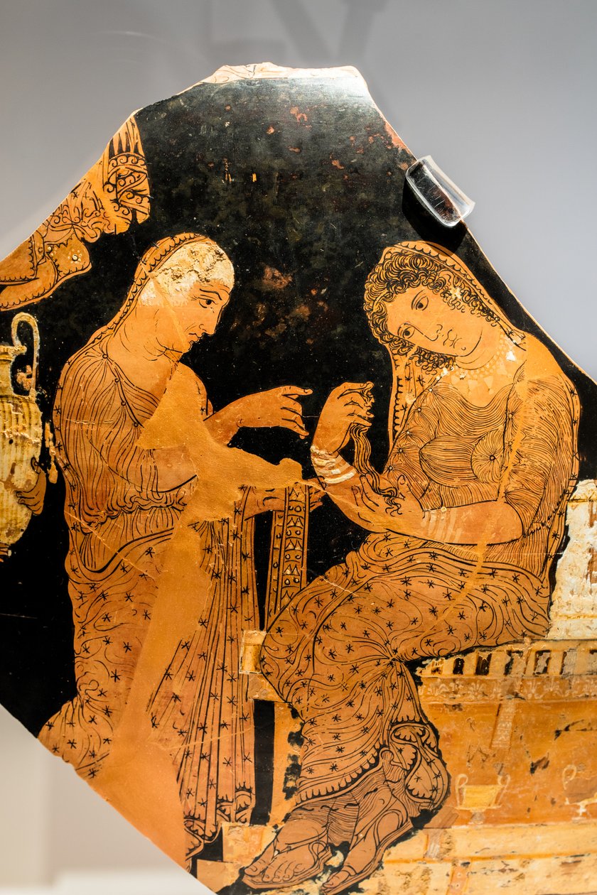 Elektra en een dienstmeisje bij het graf van Agamemnon (Keramiek met gele en witte accenten) door Greek School