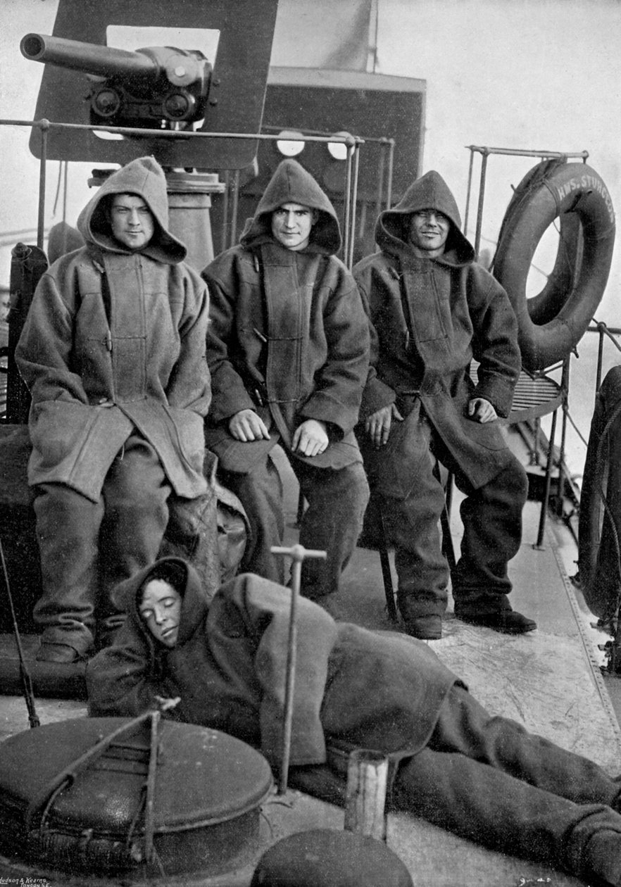 Matrozen van de torpedobootjager HMS Sturgeon, 1896 door Gregory and Co