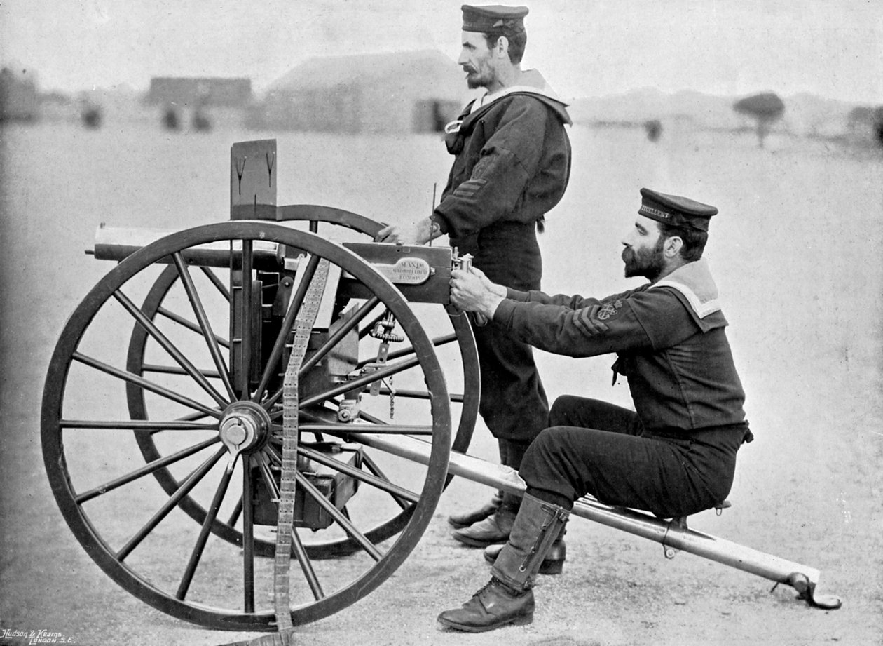 Royal Navy Maxim geweeroefening op Whale Island, Portsmouth, Hampshire, 1896 door Gregory and Co