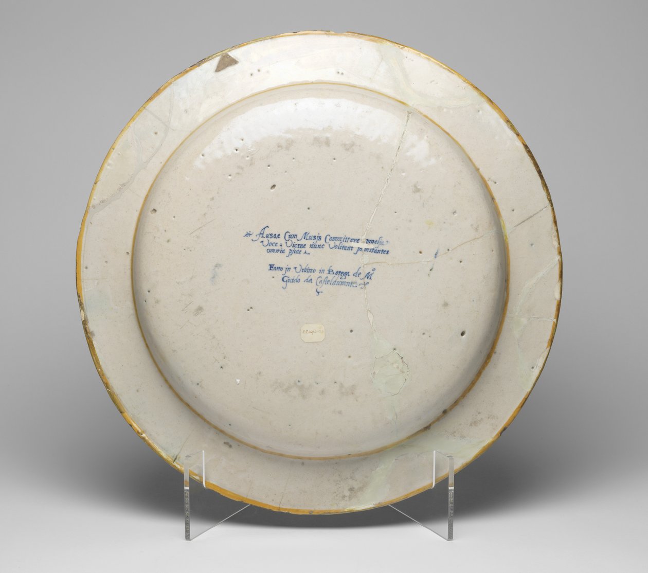 Achterkant van schaal die de Wedstrijd tussen de Muzen en de Pierides toont, c.1545-50 door Guido Durantino