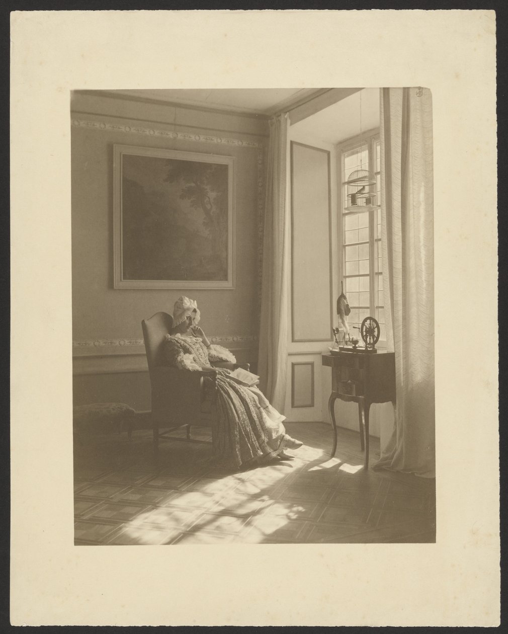 [Interieur met zittende vrouw in kostuum]. door Guido Rey