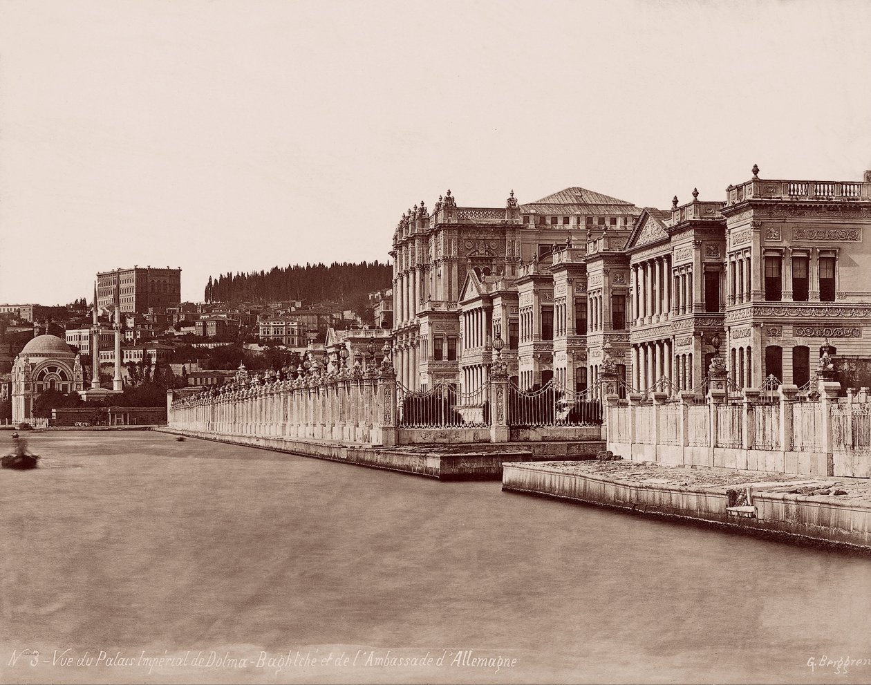 Dolmabahçe Paleis en Duitse ambassade door Guillaume Berggren