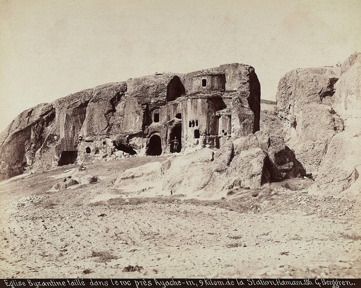 Een Byzantijnse kerk uitgehouwen in de rots, gelegen nabij Ayache-in, aan de rand van het Hamam Station, Turkije door Guillaume Berggren