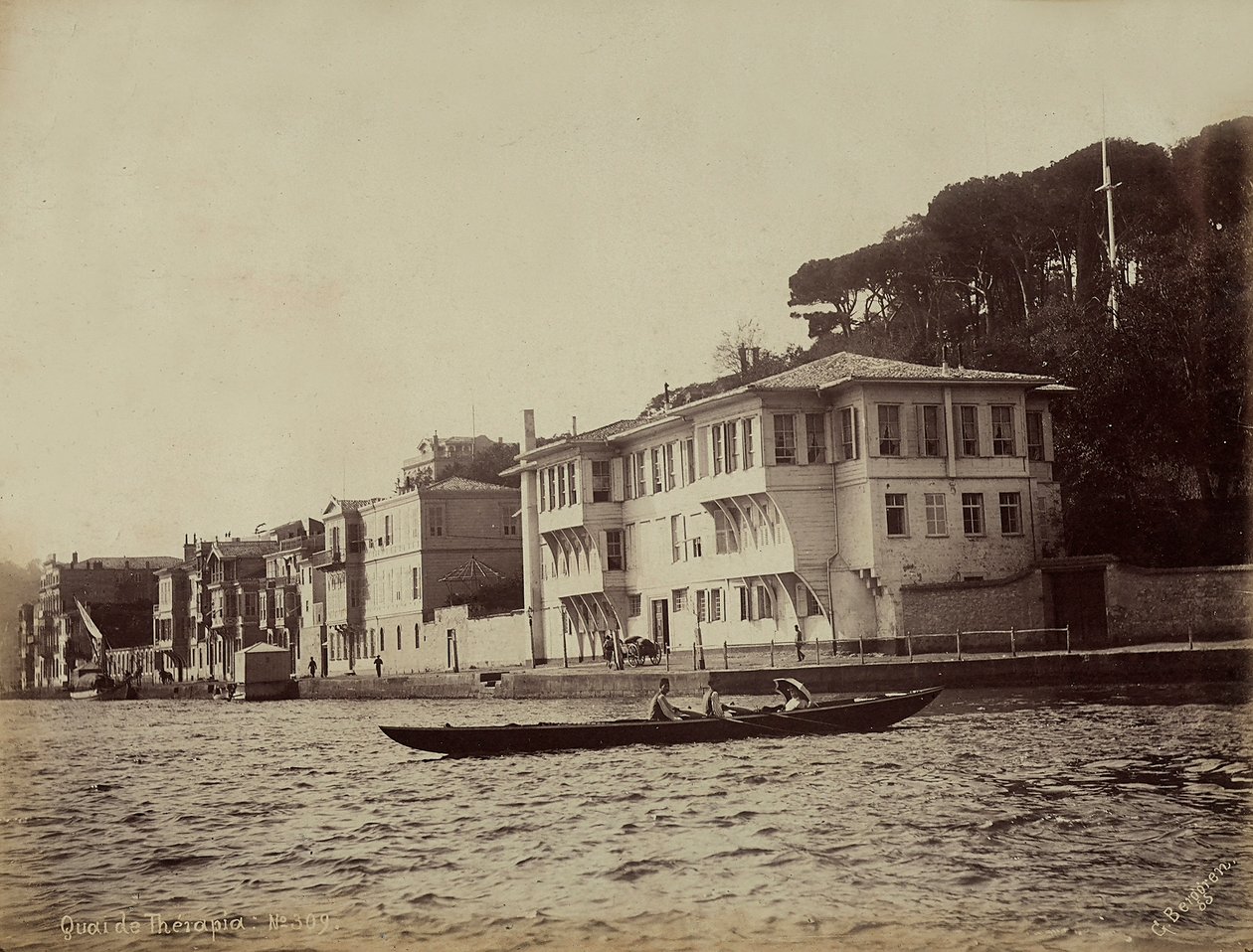 Gebouwen langs de Baai van Tarabya, aan de Zee van Marmara, Turkije door Guillaume Berggren