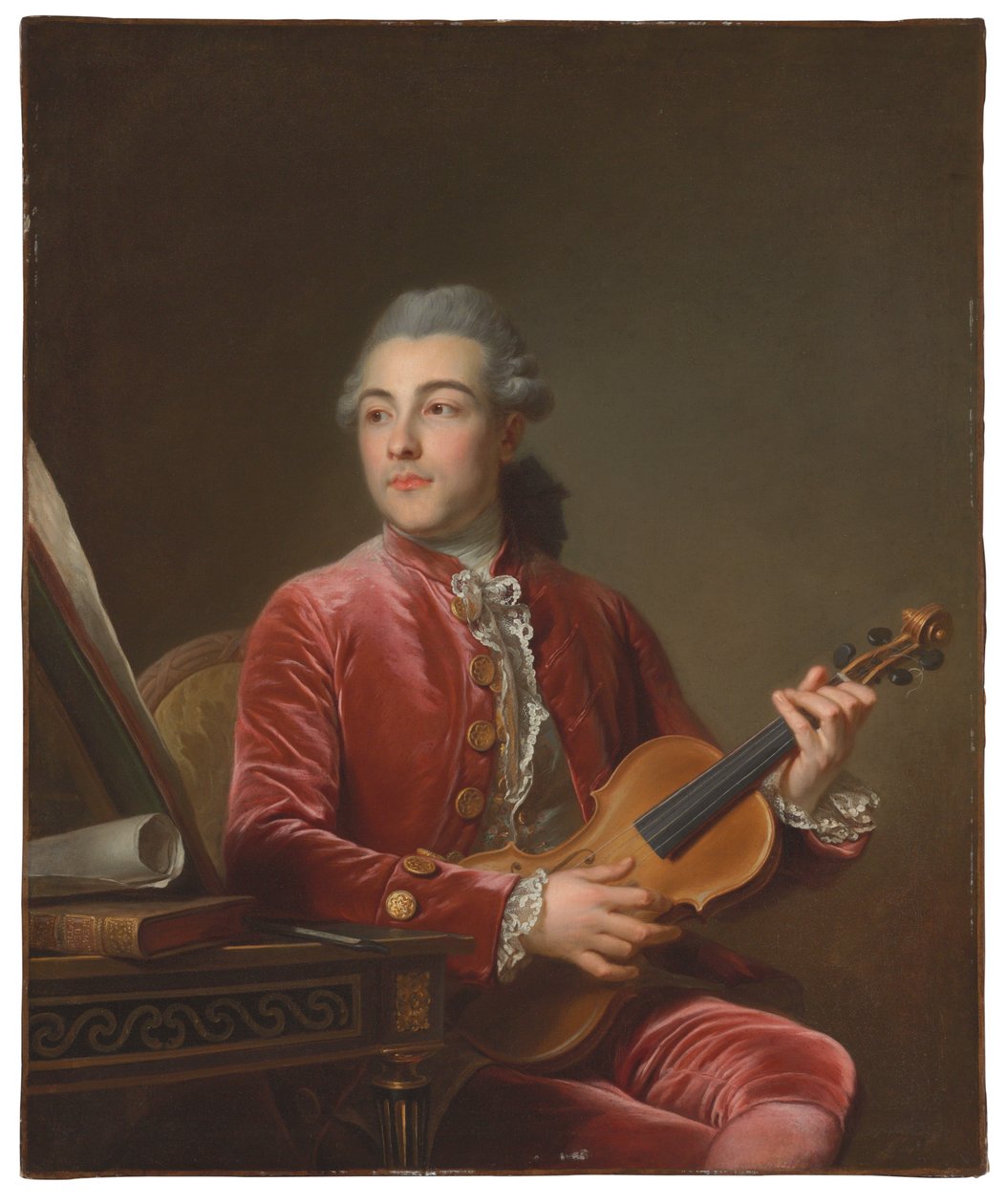 Portret van een heer, halflang, zittend in een rood fluwelen jasje met een viool door Guillaume Voiriot