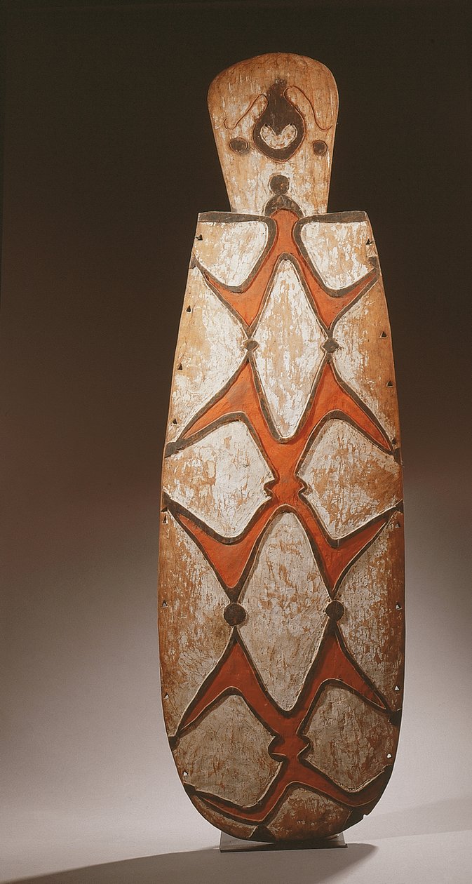 Ovale Asmat schild, gesneden in reliëf met gestileerde figuren, een masker bovenaan door Guinean New