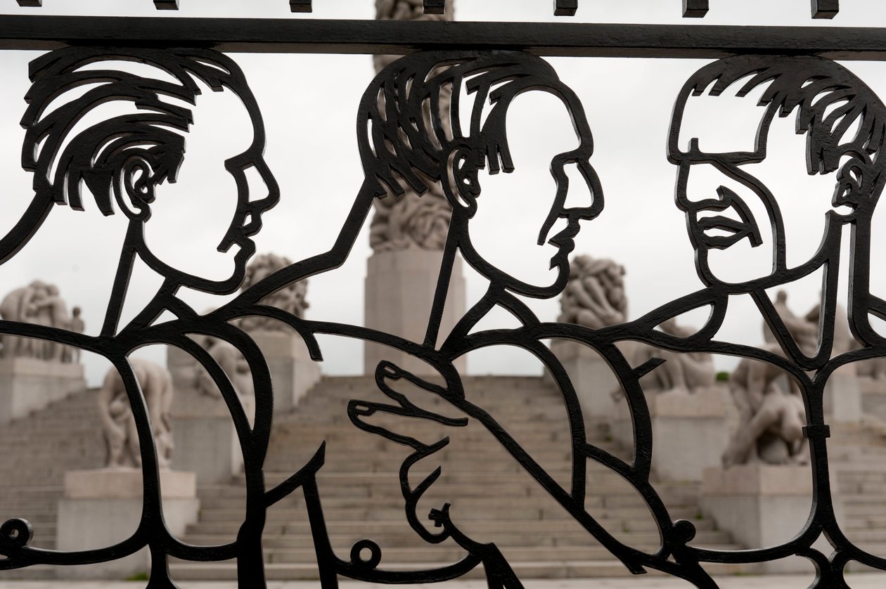 Smeedijzeren poorten van naakte mannen sculptuur in Frogner Park, Oslo, Noorwegen (ijzer) door Gustav Vigeland