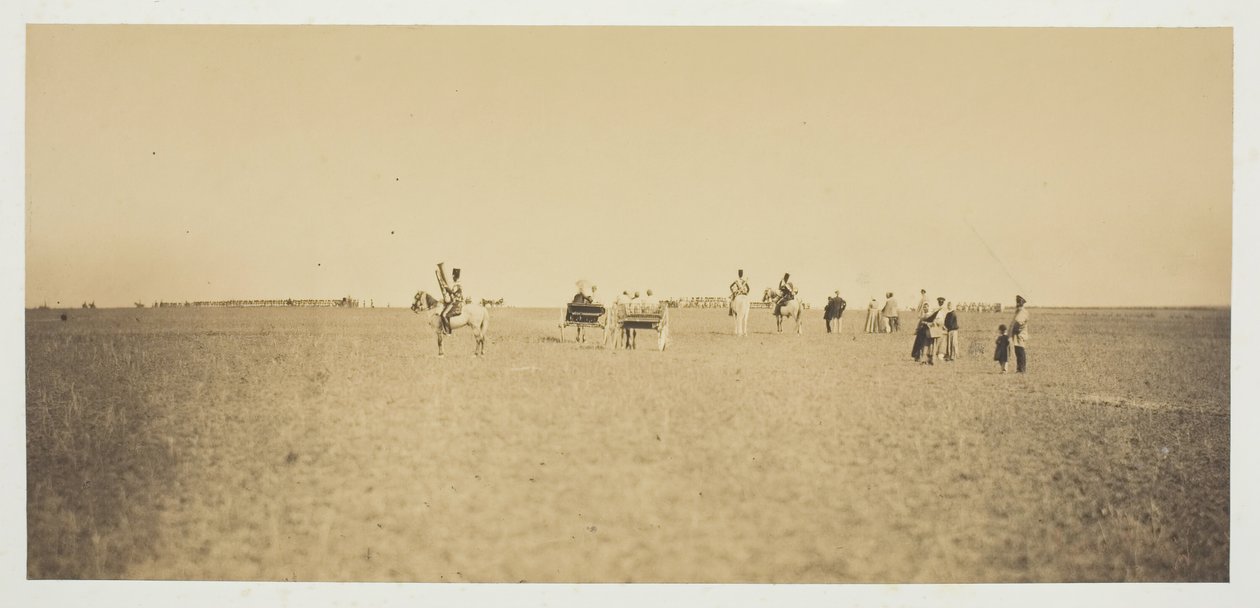 Zonder Titel [bezoekers kijken naar militaire manoeuvres] door Gustave Le Gray