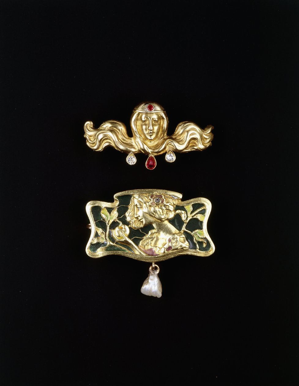 Een Art Nouveau broche door Gustave-Roger Sandoz, en een Art Nouveau broche gevormd met plique-à-jour en een parel, goudkleurige broche en edelstenen, ca. 1900 door Gustave Roger Sandoz