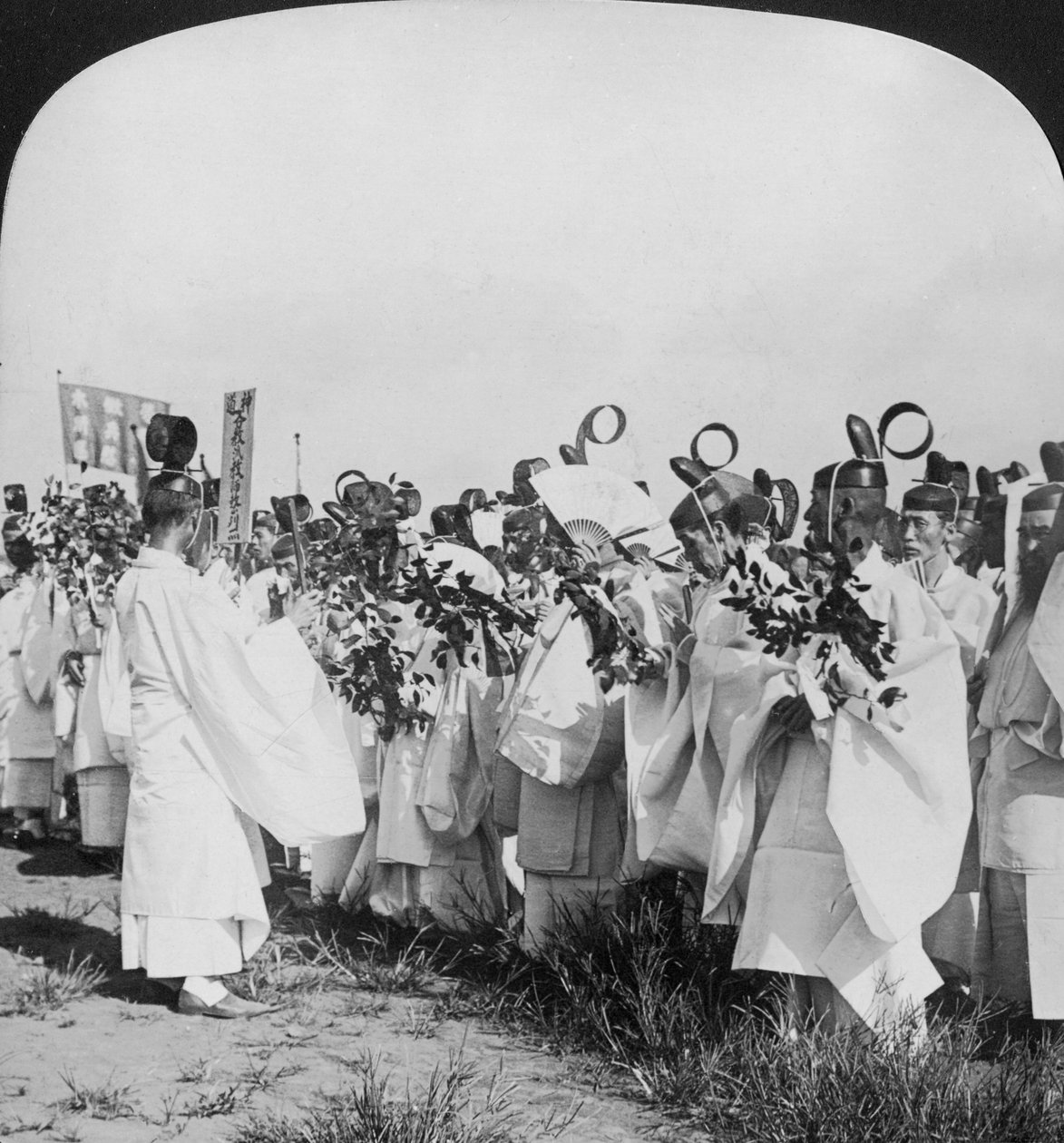 Shinto-priesters in een begrafenisstoet voor Hitachi Maru-slachtoffers, Tokio, Japan, 1905 door H. C. White