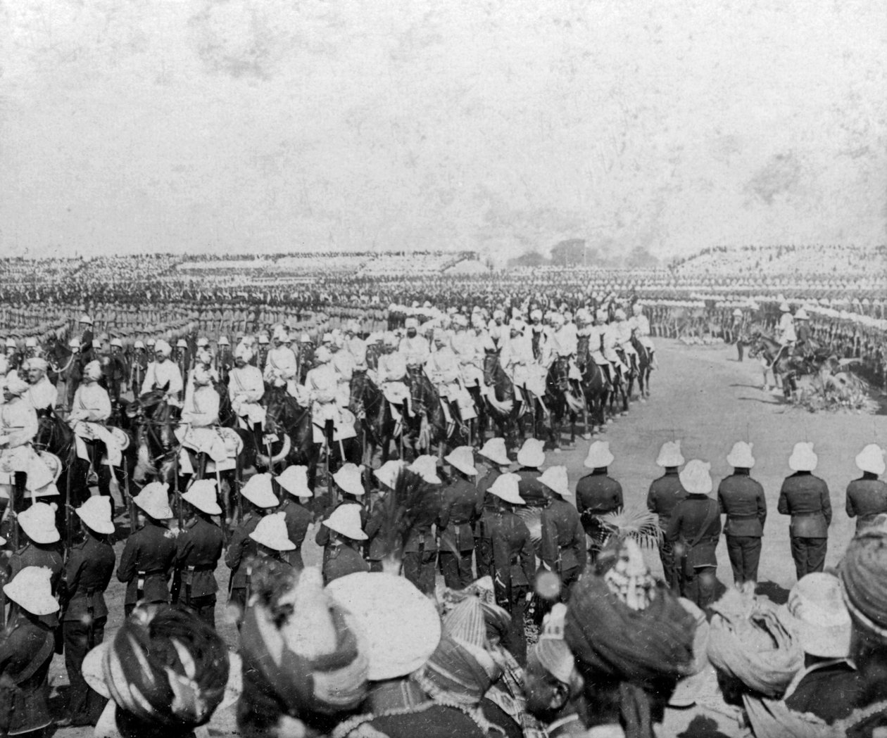 Het Keizerlijke Cadettenkorps begeleidt hun majesteiten naar de Durbar-arena, Delhi, India, 1903 door H. D. Girdwood