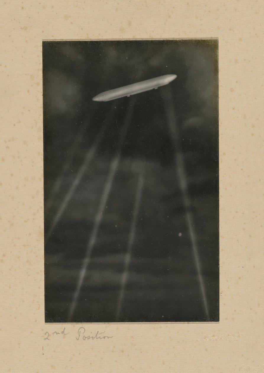 [Het neerschieten van een Duits luchtschip boven Londen]. door H. Scott Orr