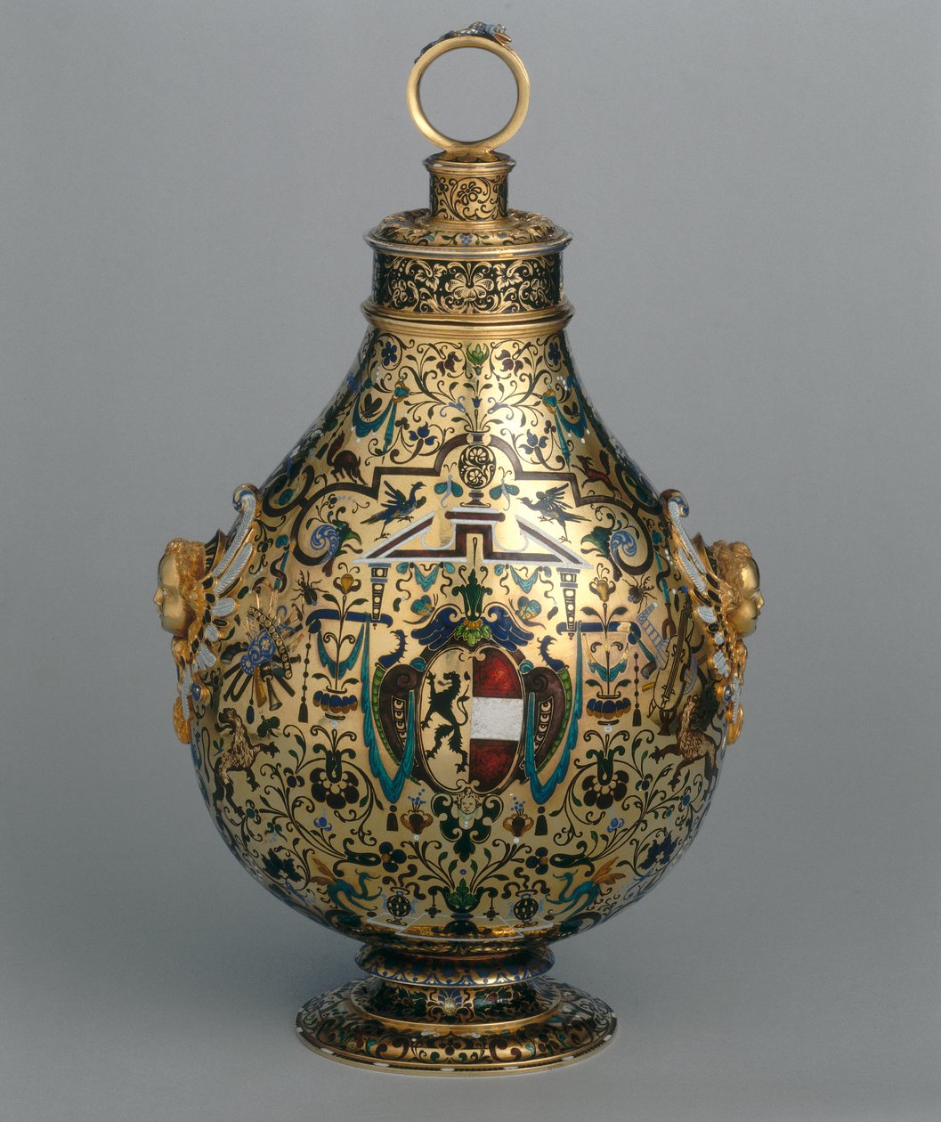 Fles in geëmailleerd goud versierd met groteske figuren en met het wapen van de aartsbisschop van Salzburg Wolf Dietrich von Raitenau door Hans Karl
