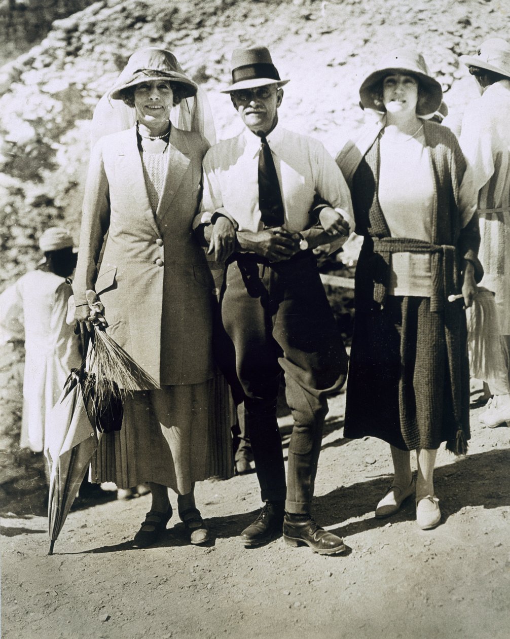 L naar R: Lady Somerleyton, Kolonel Watson Pasha en de Hon. Lady Alexander bij het Graf van Toetanchamon, Vallei der Koningen door Harry Burton