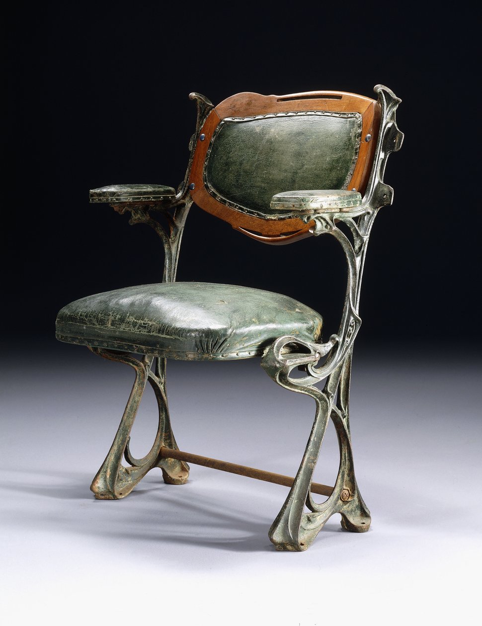 Een ijzeren en houten stoel ontworpen voor de Humbert de Romans Concertzaal, Parijs door Hector Guimard