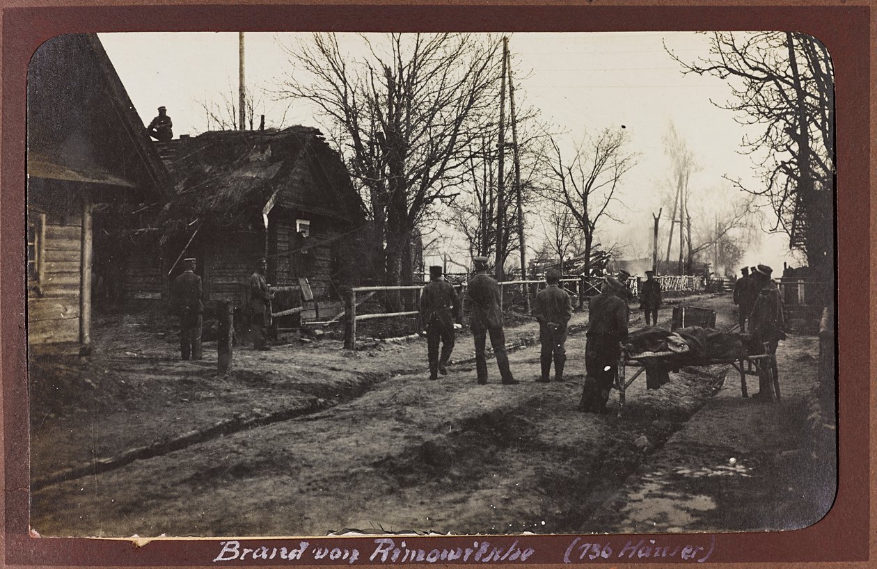 Eerste Wereldoorlog: Oekraïne in de jaren 1914-1916 tijdens de invasie van het Duitse leger. Militair met een gewonde door Heldenfriedhof Dsessentniki (attr. to)
