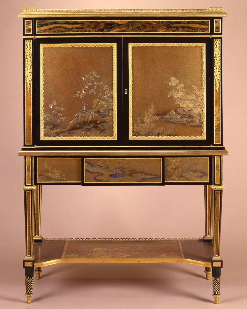 Een secretaire met verguld beslag in Louis XVI-stijl door Henri Dasson