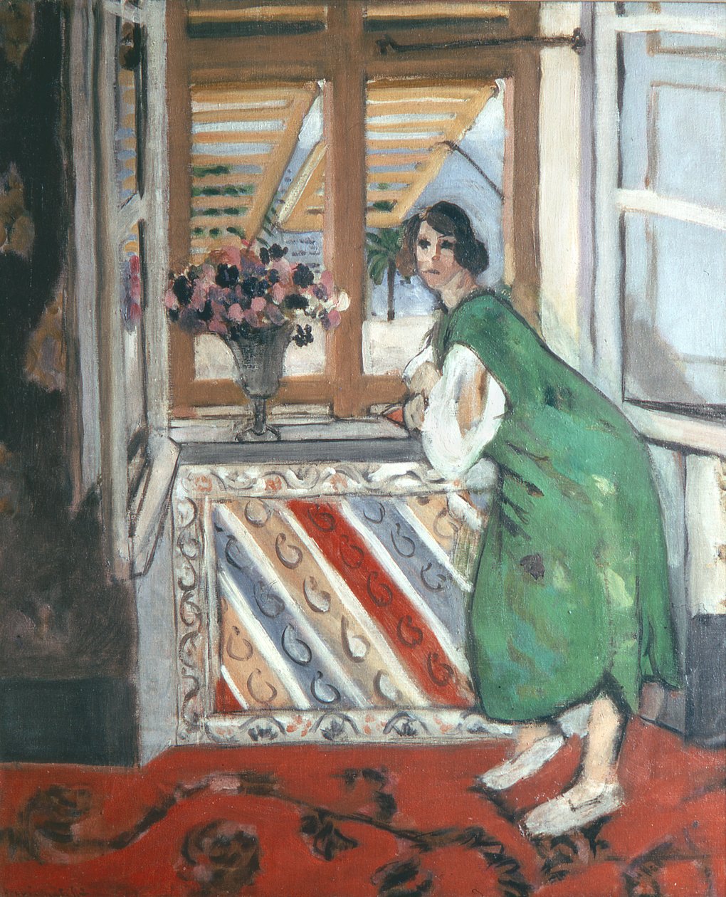 Interieur in Nice: jonge vrouw in groene jurk leunend bij het raam door Henri Matisse