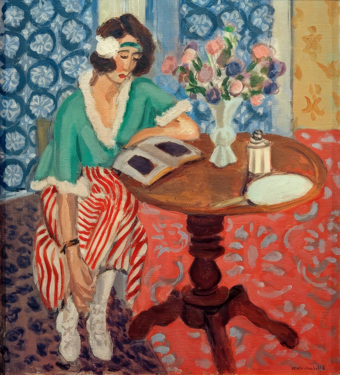Lezende vrouw aan een tafel (in groen, rood gestreepte jurk) door Henri Matisse