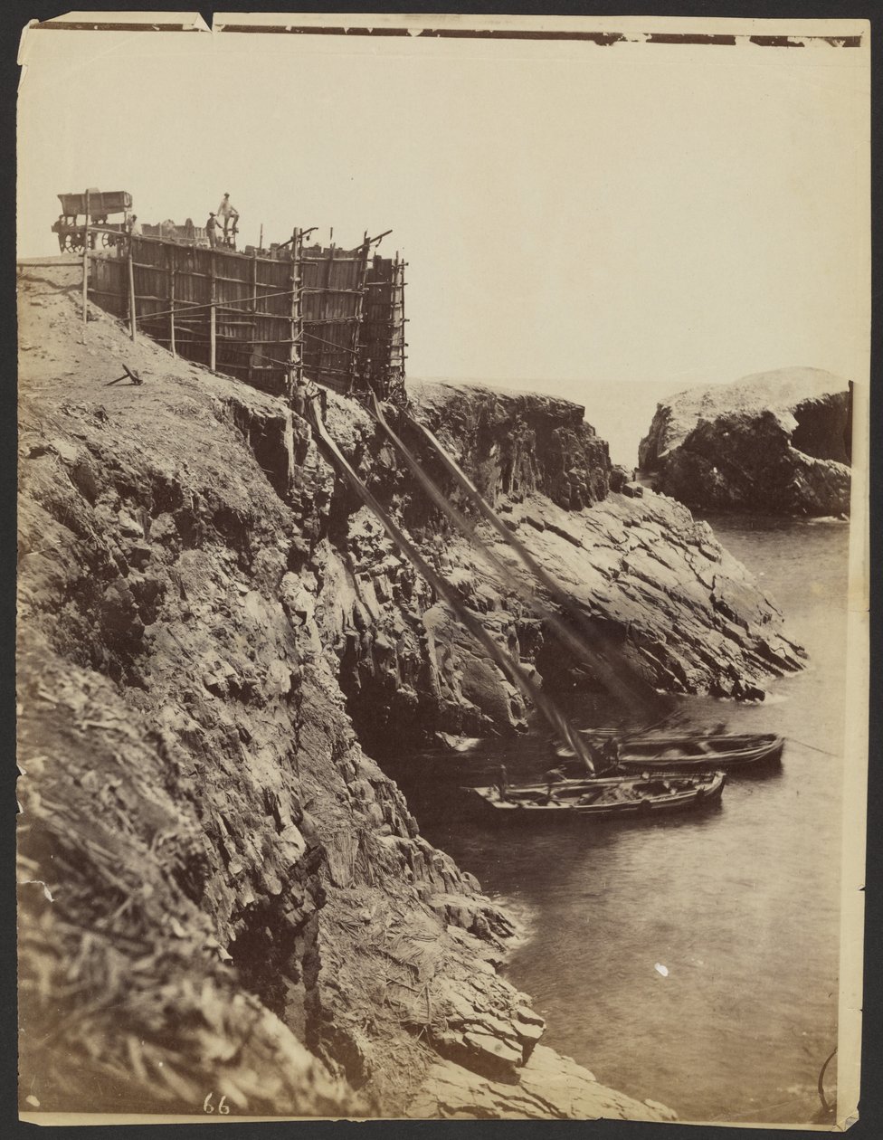 Scheuten voor het laden van de aanstekers met guano, Chincha-eilanden door Henry DeWitt Moulton
