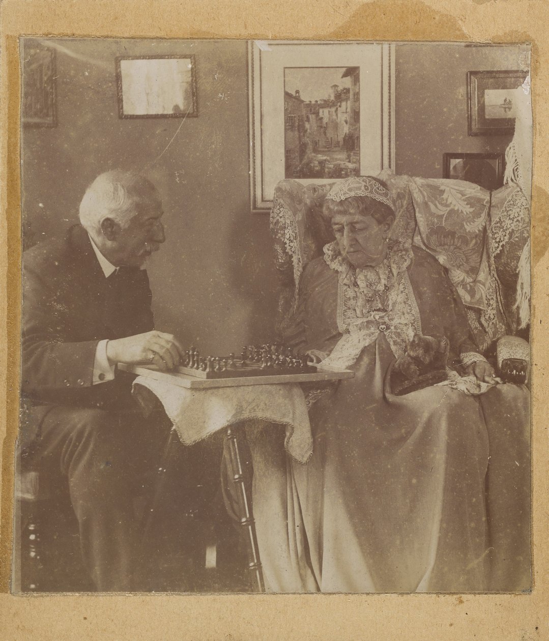[Hardinge Hay Cameron en Lady Dalrymple spelen schaak]. door Henry Herschel Hay Cameron