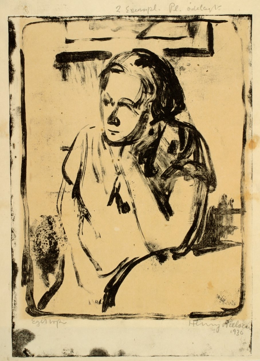 Vrouw zit aan ronde tafel met hand onder de kin door Henry Nielsen