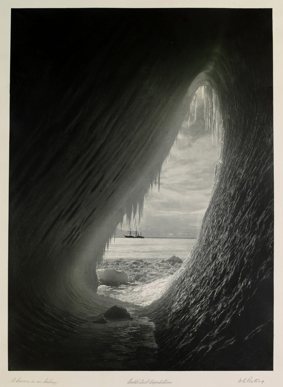 Een Grot in een IJsberg; Scotts Laatste Expeditie, De Britse Antarctische Expeditie door Herbert Ponting