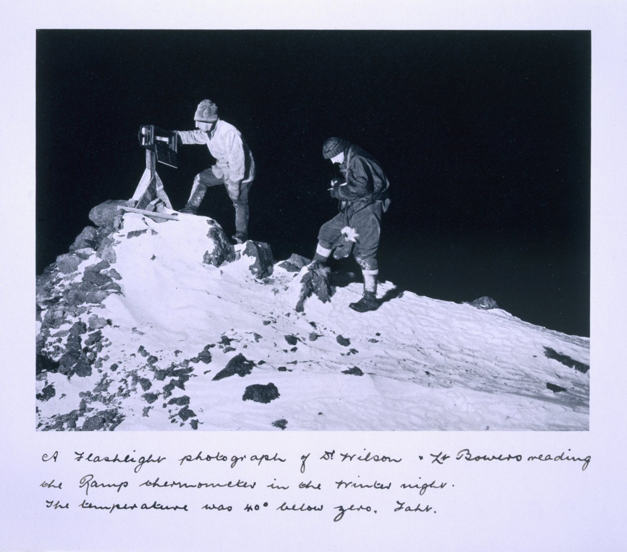 Een flitsfoto van Dr. Wilson en Lt. Bowers die de Ramp-thermometer aflezen. De temperatuur was 40 graden onder nul Fahrenheit, uit 