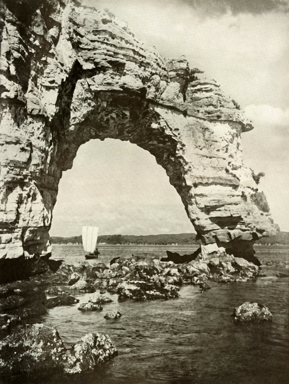 Een door de zee versleten boog bij Matsushima, 1910 door Herbert Ponting
