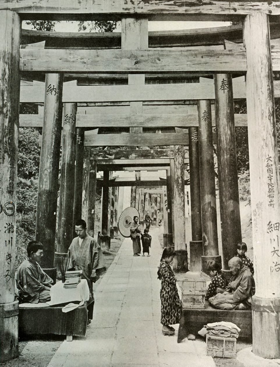 Een laan van Torii bij Inari, 1910 door Herbert Ponting