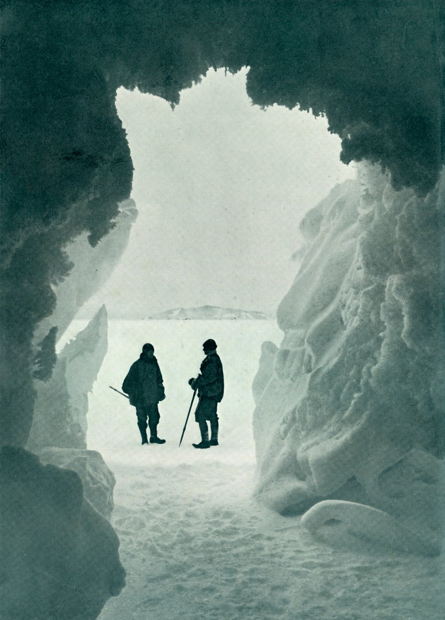 Een ijsgrot - Tent Island in de verte Kapitein Scott en Wright, c1911 door Herbert Ponting