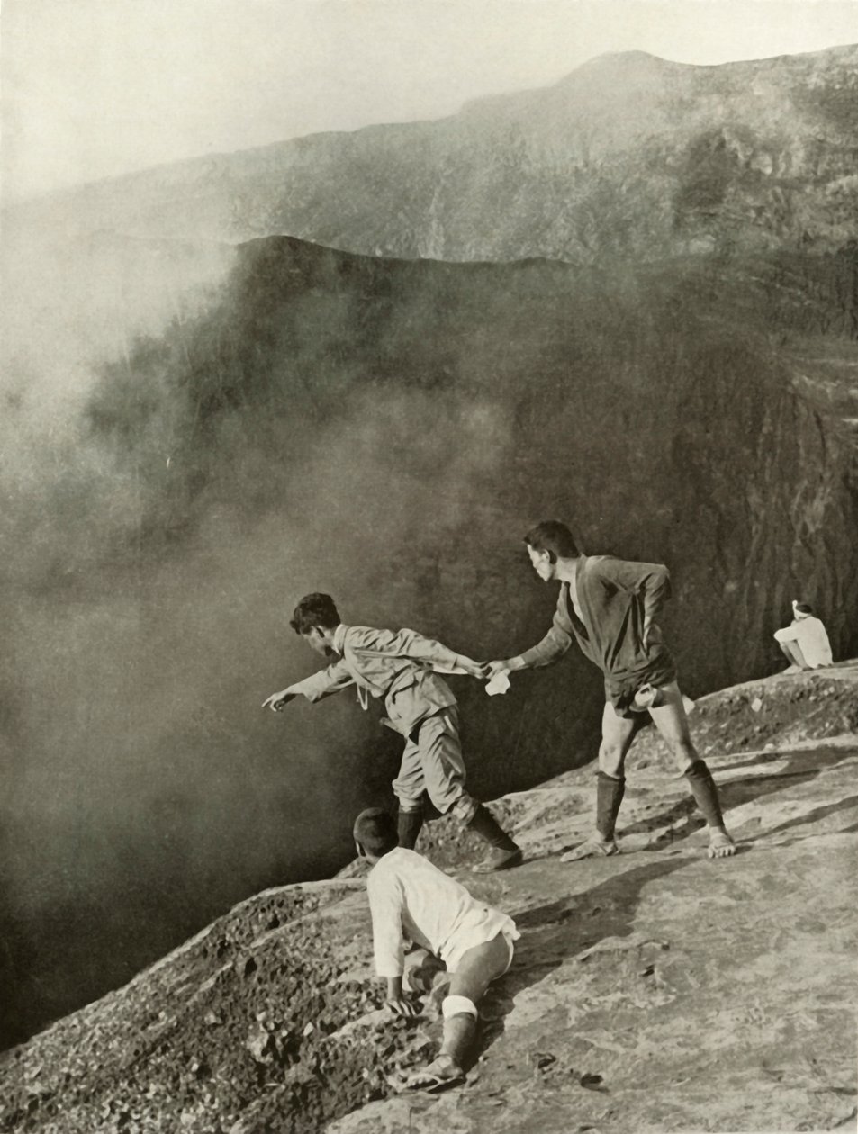 Aan de rand van de kraters, Aso-San, 1910 door Herbert Ponting