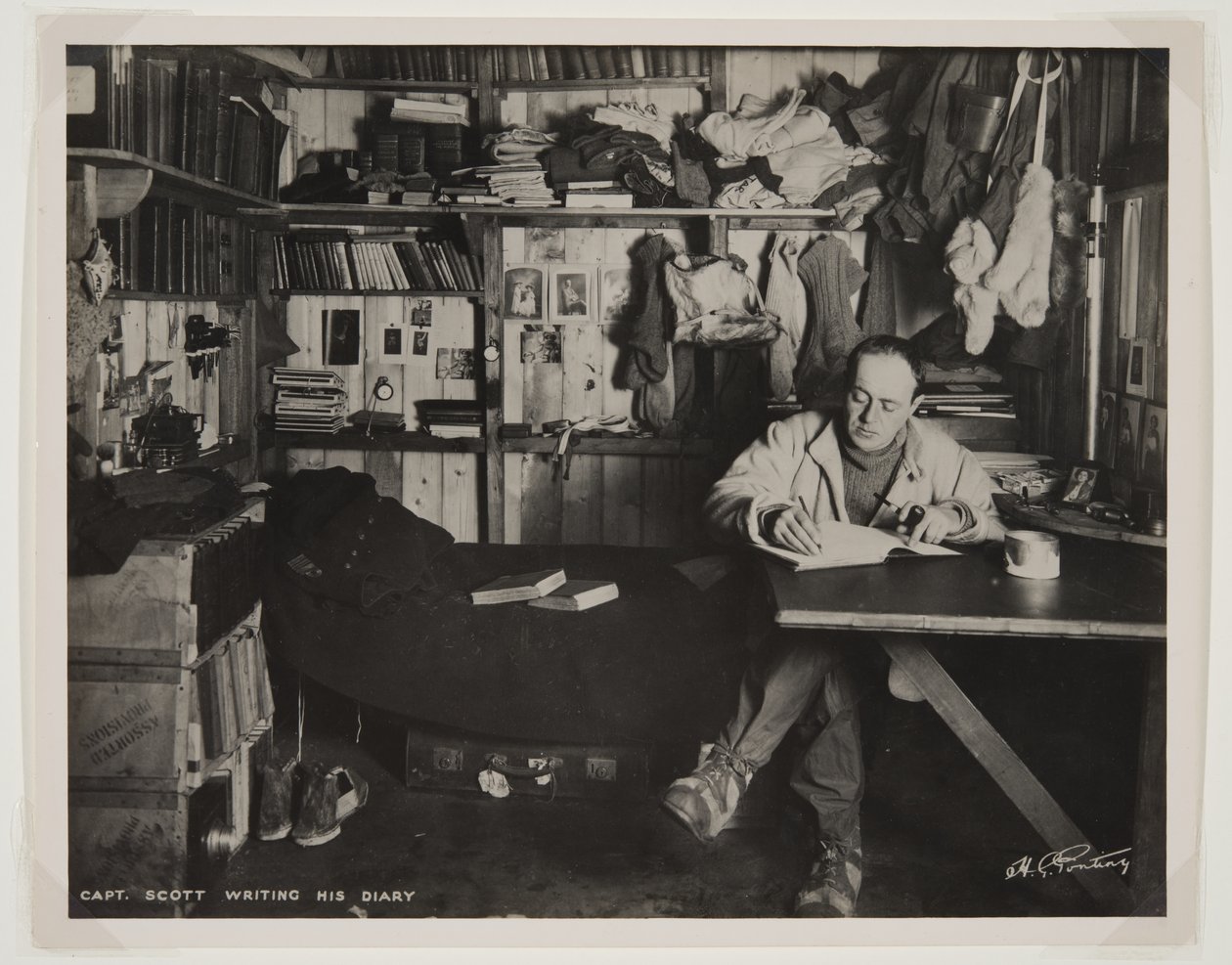 Kapitein Scott schrijft zijn dagboek, tijdens de Terra Nova-expeditie (1910-13) naar de Zuidpool door Herbert Ponting