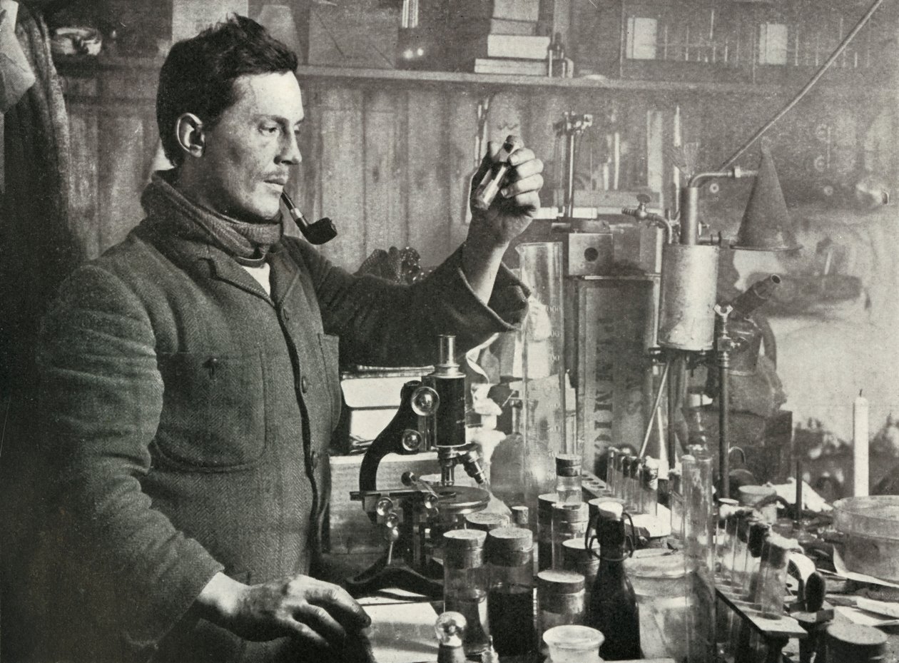 Dr. Atkinson in zijn laboratorium, 15 september 1911 door Herbert Ponting