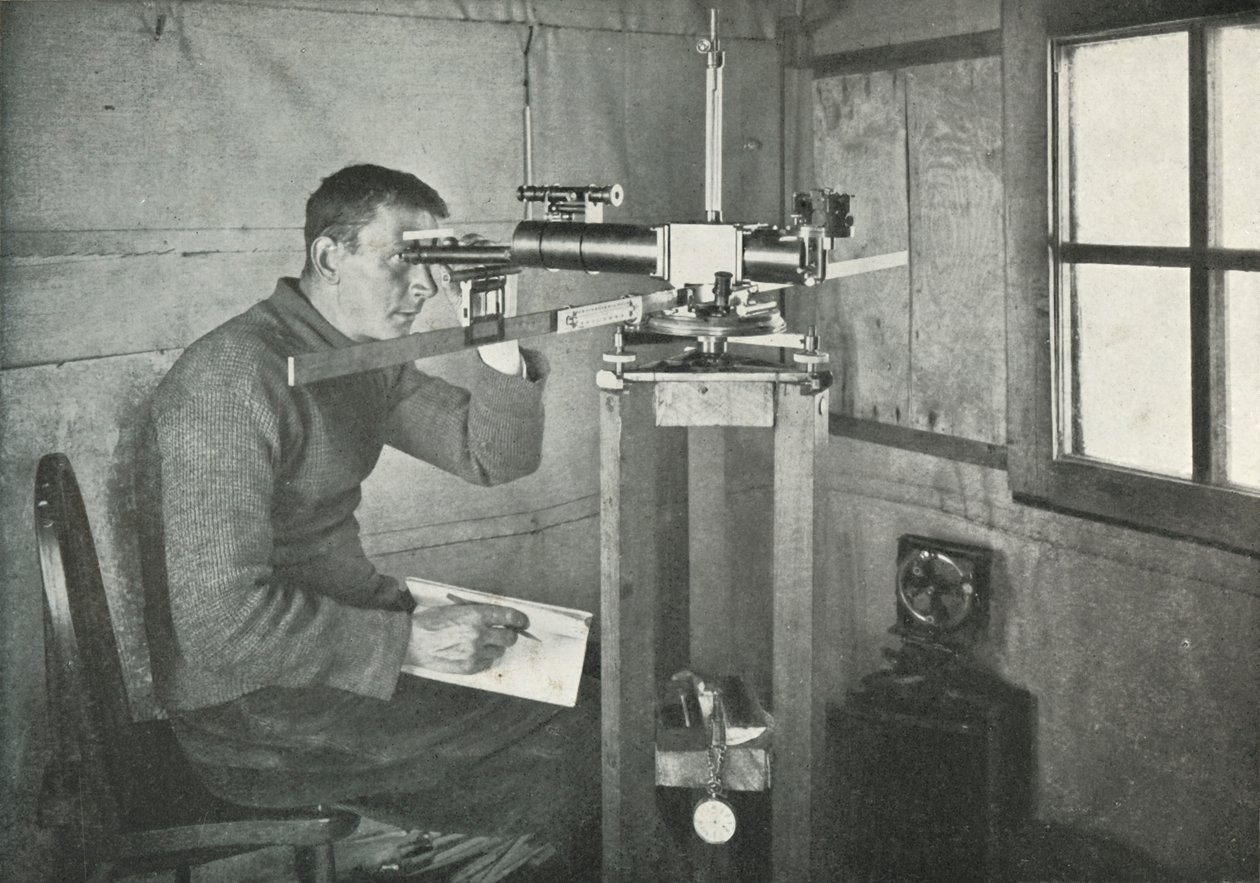 Dr. Simpson bij de Unifilaire Magnetometer, 1911, 1913 door Herbert Ponting